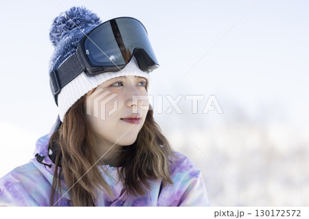 雪を楽しむかわいい女性 130172572