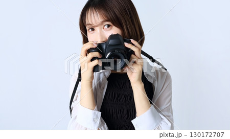 一眼レフカメラと女性イメージ 一眼レフカメラと女性イメージ 130172707