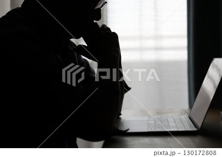 パソコンの前で悩む男性 130172808