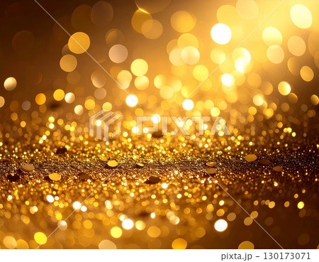ゴールドに輝くステージとスポットライトが演出する華やかな空間 130173071