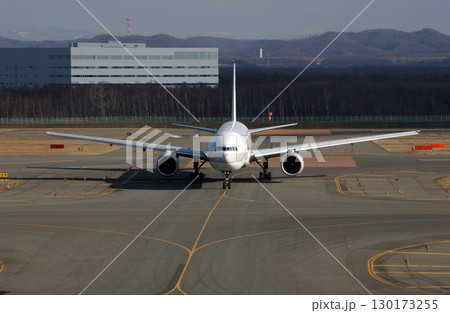 着陸してターミナルに向かう飛行機 着陸してターミナルに向かう飛行機 130173255