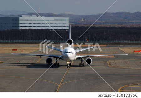 着陸してターミナルに向かう飛行機 130173256