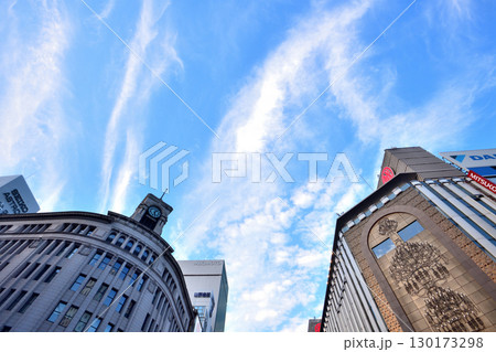 交差点中央から見上げた銀座四丁目交差点 130173298