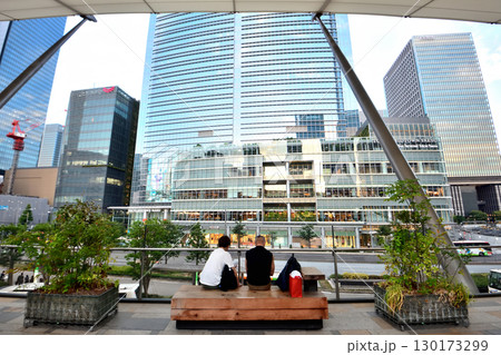 東京駅八重洲口グランルーフベンチで休む三人 130173299
