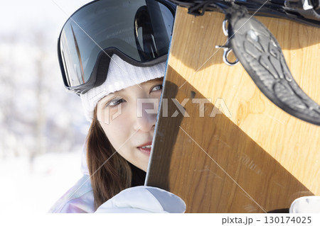 スノーボードを楽しむかわいい女性 130174025