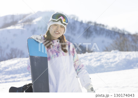 スノーボードを楽しむかわいい女性 130174043
