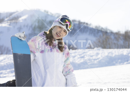 スノーボードを楽しむかわいい女性 スノーボードを楽しむかわいい女性 130174044