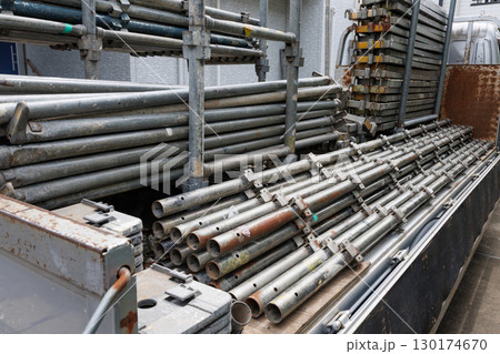 トラックの荷台に積まれた足場 トラックの荷台に積まれた足場 130174670