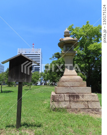 史跡和歌山城、虎伏山とらふすやまに立つ和歌山県のシンボル、御橋廊下のそばにあった高灯籠 130175124