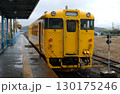 雨のローカル線の駅に停車しているワンマン列車 130175246