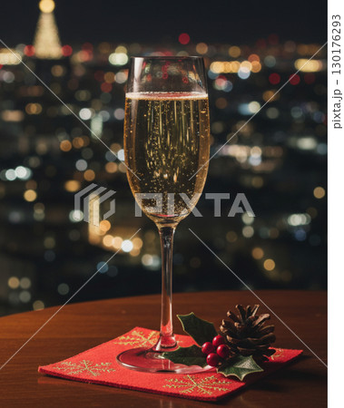 クリスマスシーズンの夜景でお酒を飲む 130176293
