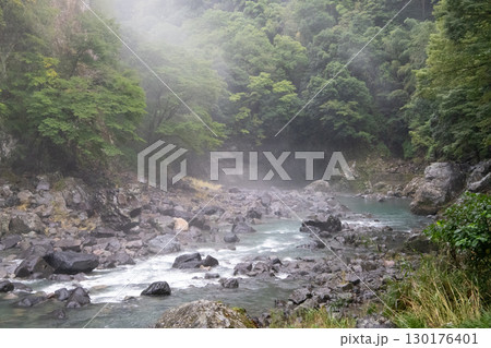 霧に包まれる秘境の滝 霧に包まれる秘境の滝 130176401