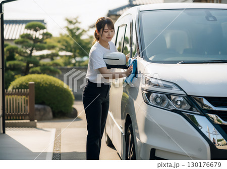 洗車を楽しむ女性のライフスタイル 130176679