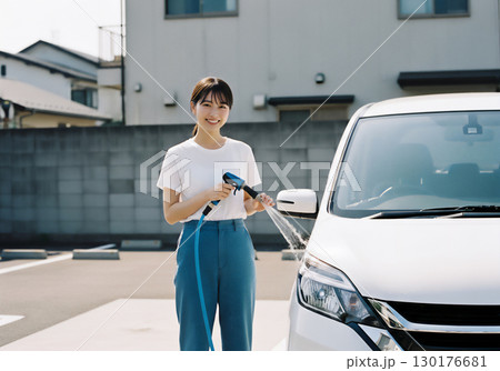 洗車を楽しむ女性のライフスタイル 130176681