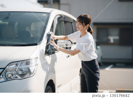 洗車を楽しむ女性のライフスタイル 130176682