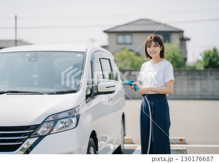 洗車を楽しむ女性のライフスタイル 130176687