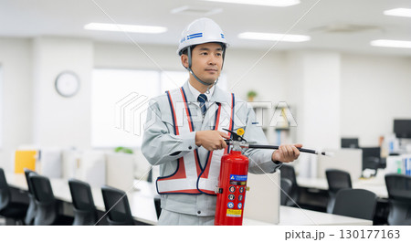 安全訓練・防災訓練に取り組む作業員たち 130177163