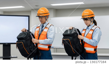 安全訓練・防災訓練に取り組む作業員たち 130177164