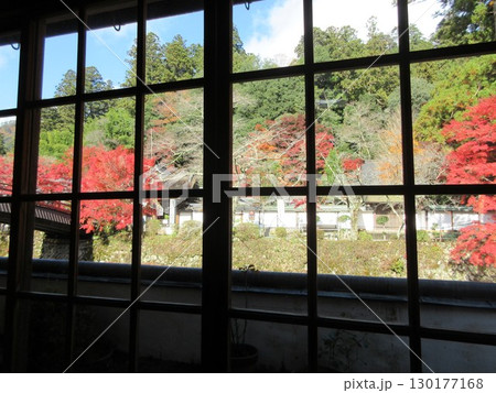 窓から見える室生寺の紅葉 130177168