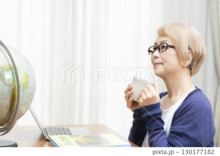旅行の計画を楽しみにしているシニア女性 130177182