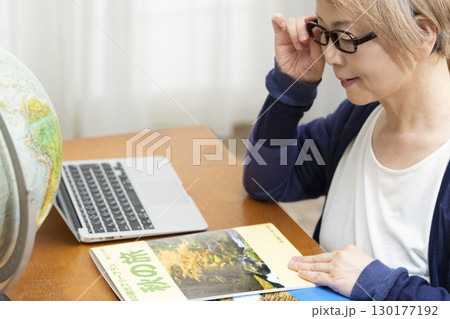 旅行の計画を楽しみにしているシニア女性 130177192
