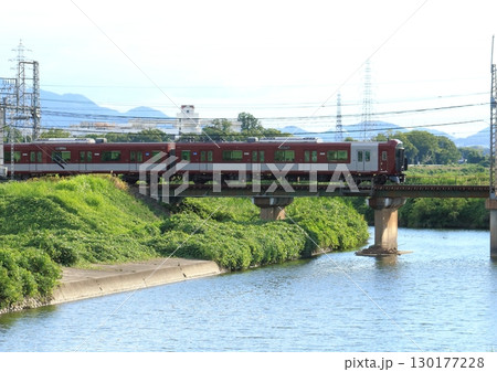 近鉄橿原線で佐保川に架かる鉄橋を通過する近鉄電車 130177228