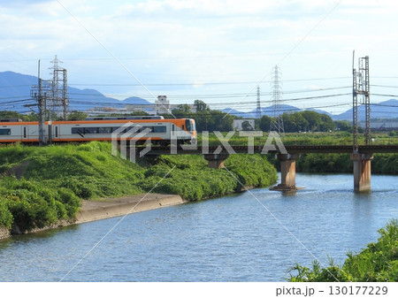 近鉄橿原線で佐保川に架かる鉄橋を通過する近鉄特急列車 130177229