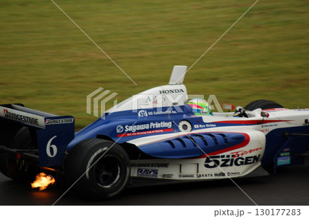 炎を吹いて走るフォーミュラカー 130177283