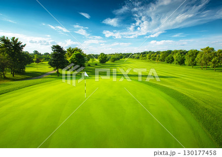 青空が広がるゴルフコースの全景 130177458