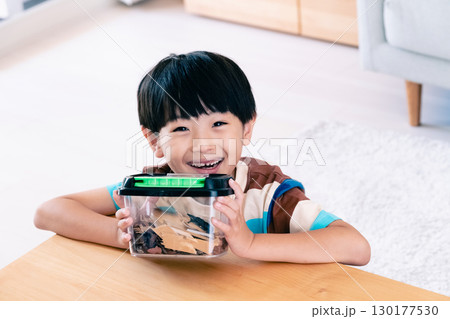 クワガタの観察をする男の子 130177530