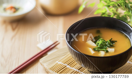 日本の伝統的な味噌汁 130177789