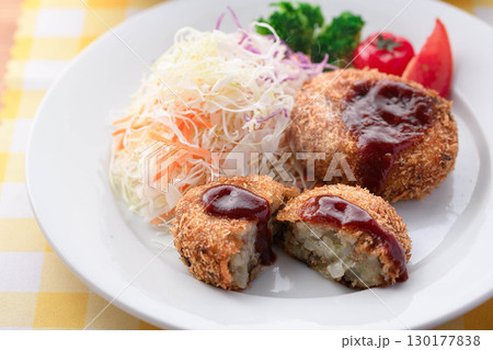 湯気が立ち上る揚げたてコロッケ定食 千切りキャベツとご飯味噌汁漬物付きの和食ランチ 湯気が立ち上る揚げたてコロッケ定食 千切りキャベツとご飯味噌汁漬物付きの和食ランチ 130177838