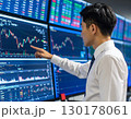 株価の推移を見つめる若いビジネスパーソン　トレーダー　投資家 130178061