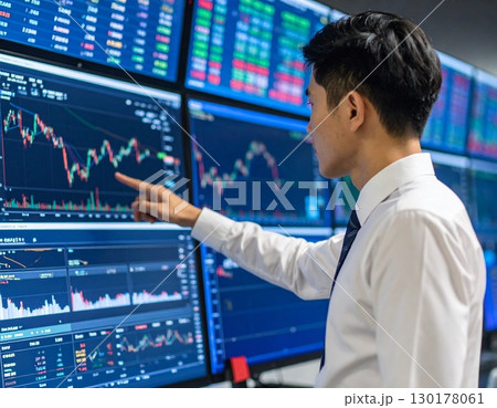 株価の推移を見つめる若いビジネスパーソン　トレーダー　投資家 130178061