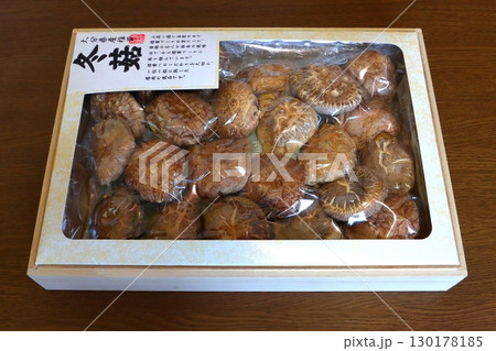 干し椎茸(冬菇・大分県産・桐箱入り) 干し椎茸(冬菇・大分県産・桐箱入り) 130178185