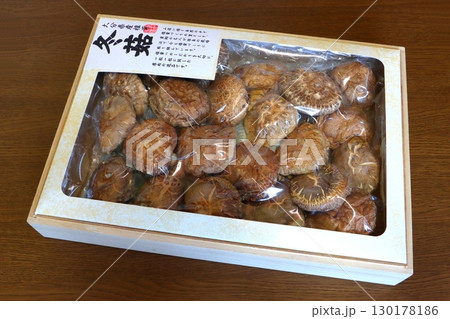 干し椎茸(冬菇・大分県産・桐箱入り) 干し椎茸(冬菇・大分県産・桐箱入り) 130178186