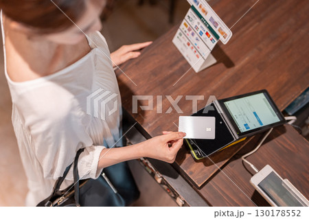 クレジットカード決済　キャッシュレス 130178552