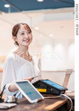 キャッシュレス決済　クレジットカード 130178568