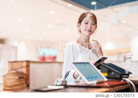 キャッシュレス　スマホ決済　若い女性 130178573