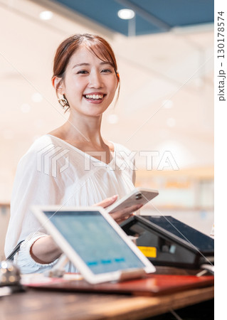 キャッシュレス　スマホ決済　若い女性 130178574