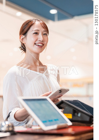 キャッシュレス　スマホ決済　若い女性 130178575