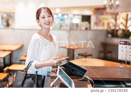 キャッシュレス　スマホ決済　若い女性 130178580