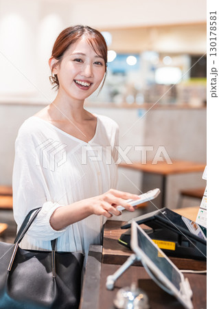 キャッシュレス スマホ決済 若い女性 キャッシュレス スマホ決済 若い女性 130178581