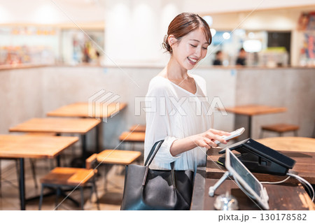 キャッシュレス　スマホ決済　若い女性 130178582