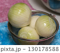 皮をむかれ積み上げられた玉ねぎ 130178588