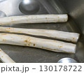 皮をむき水に浸けられたゴボウ 130178722