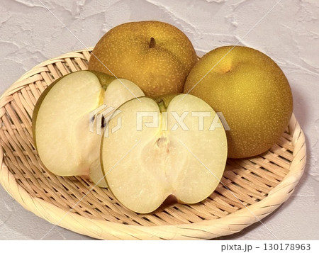 ザルに盛った梨 130178963