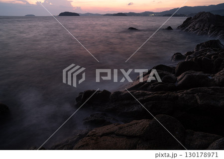 夕暮れの海岸 130178971