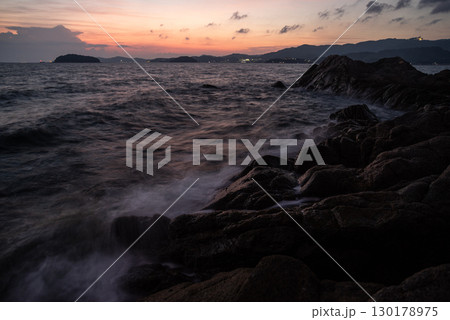 夕暮れの海岸 130178975