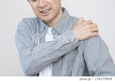 肩が痛いミドル男性 肩痛 四十肩 五十肩 ボディパーツ パーツカット 肩が痛いミドル男性 肩痛 四十肩 五十肩 ボディパーツ パーツカット 130179009